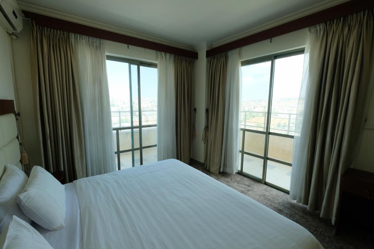 Red Crescent Guesthouse Ramallah Buitenkant foto